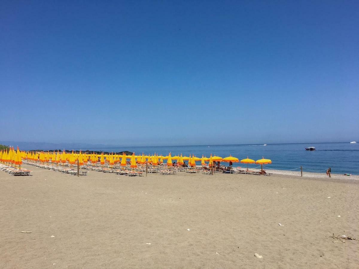 Baia Di Naxos Aparthotel Giardini Naxos Luaran gambar